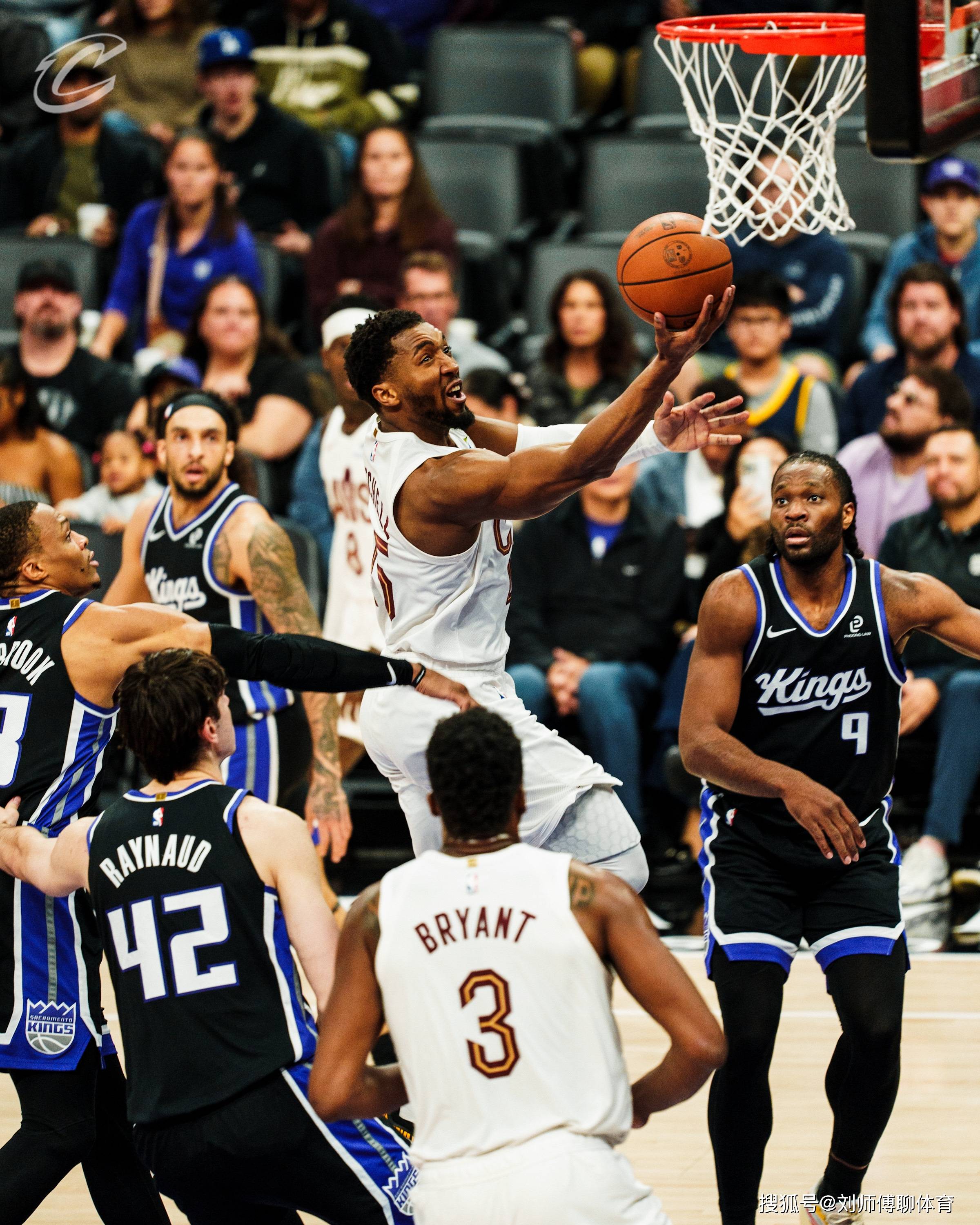 九游体育-哈登回归赛场，出色防守首场状态亮眼，美国队观众沸腾！的简单介绍